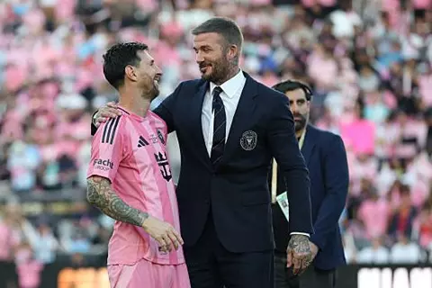 بيكهام: ميسي أخبرني برغبته في العودة إلى كامب نو